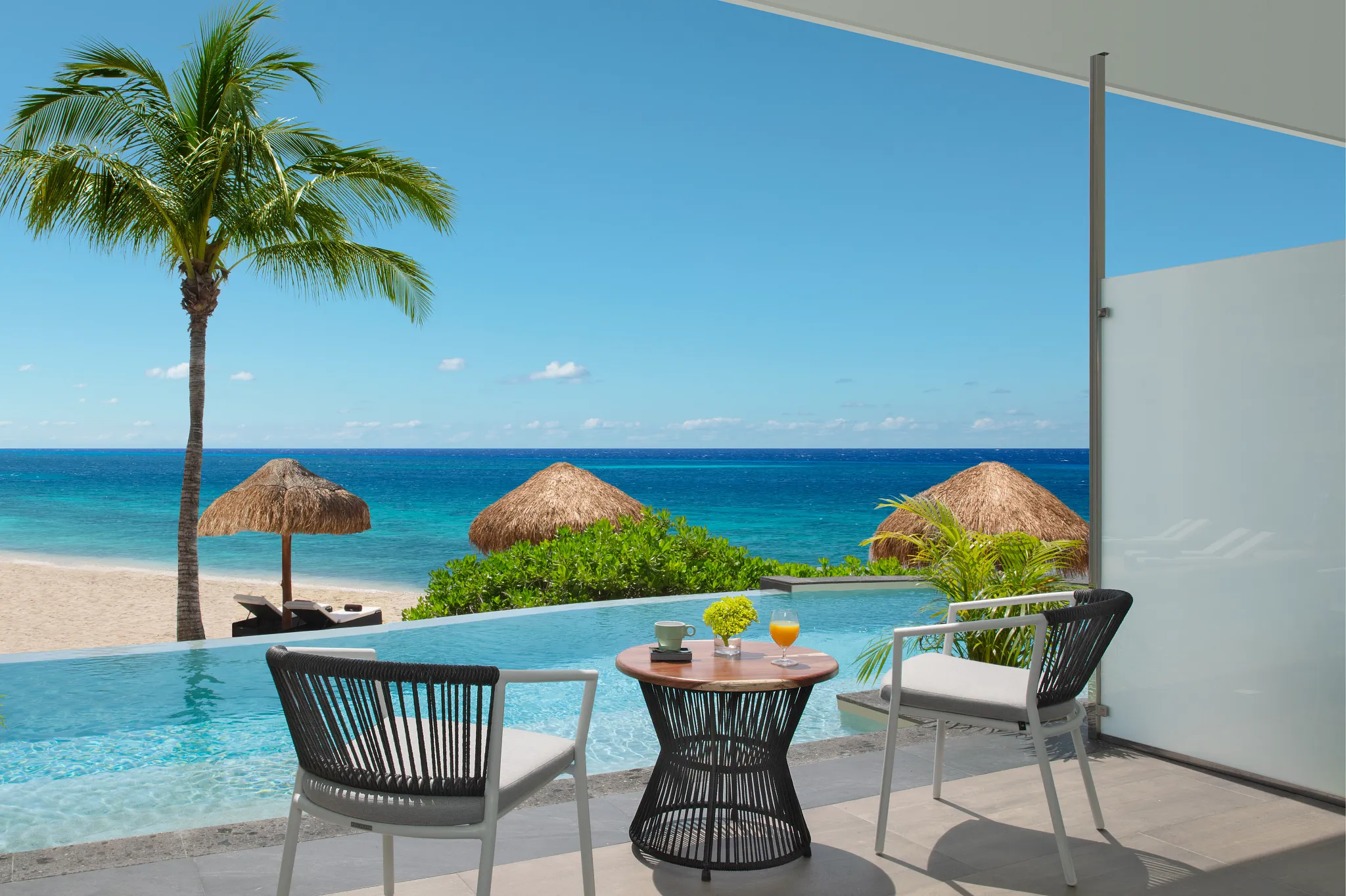 Private swim-out terrace with plunge pool and oceanfront beach view at Dreams Cozumel Cape Preferred Club Junior Suite.